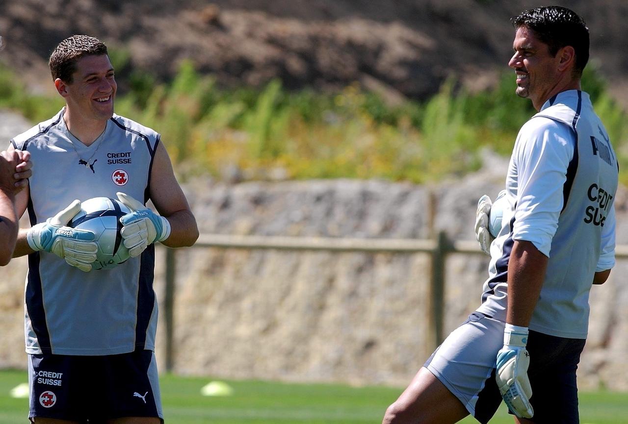 Sébastien Roth, aux côtés de Pascal Zuberbühler à l'Euro 2004. [Keystone - Walter Bieri]