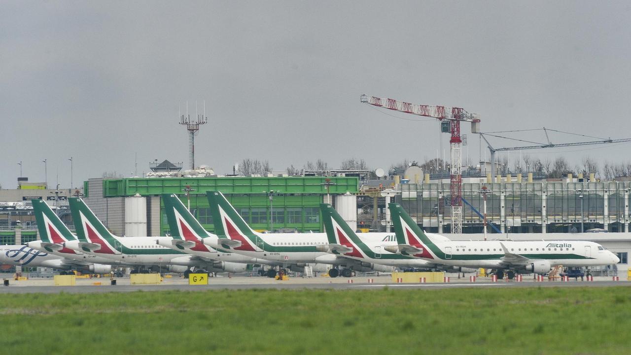 Des avions d'Alitalia sur le tarmac de l'aéroport de Milan. [Keystone - EPA/Mourad Balti Touati]