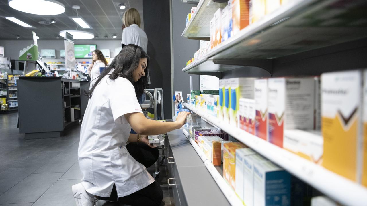 Les médicaments génériques coûtent 42% moins cher à l'étranger qu'en Suisse, annoncent mardi Interpharma et Santésuisse. [Keystone - Christian Beutler]