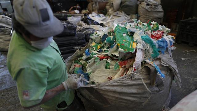 La pandemie de coronavirus provoque une explosion de déchets de plastiques à usage unique. [AP Photo/Rebecca Blackwell - Rebecca Blackwell]