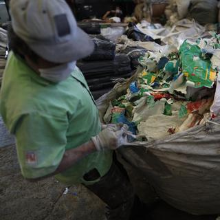 La pandemie de coronavirus provoque une explosion de déchets de plastiques à usage unique. [AP Photo/Rebecca Blackwell - Rebecca Blackwell]