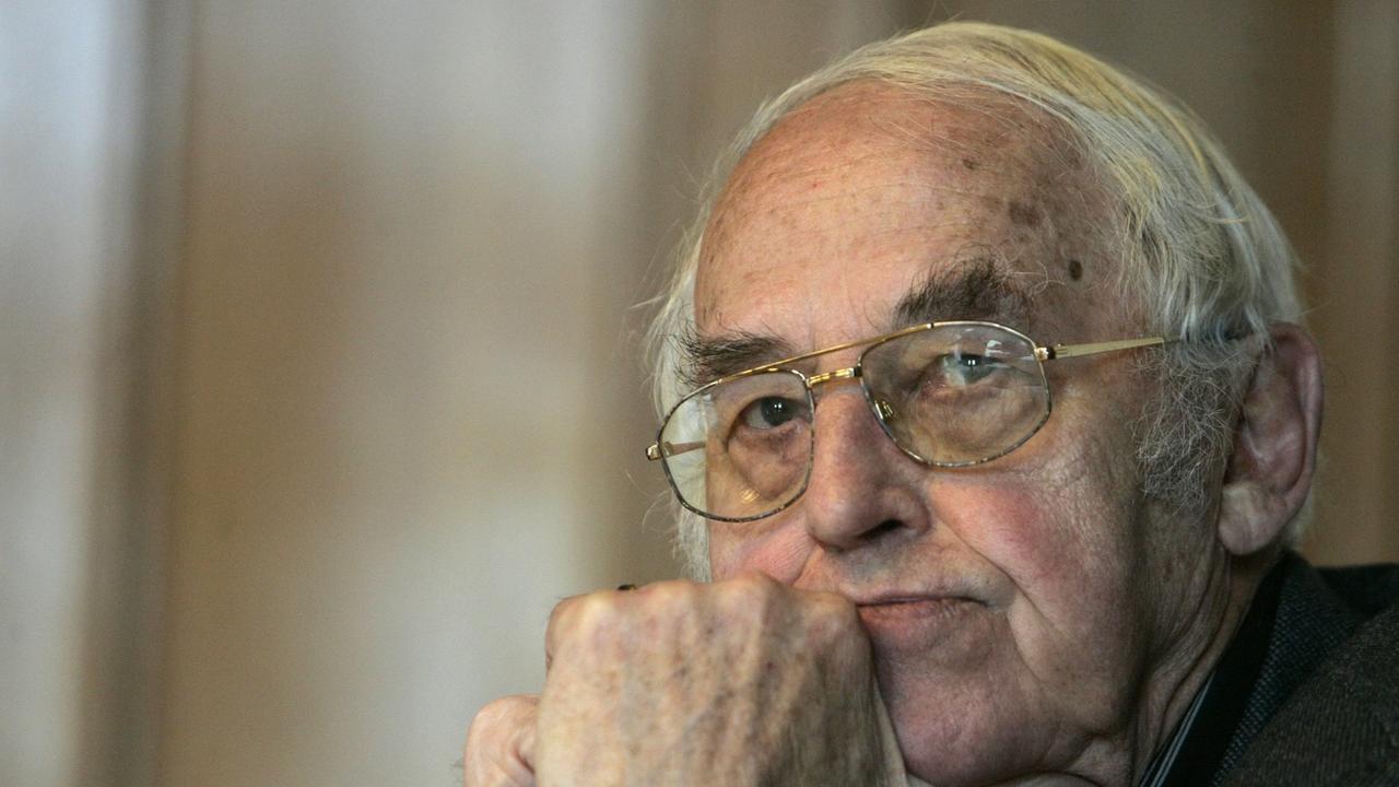 L'ancien président du PS Helmut Hubacher est décédé à l'âge de 94 ans. [Keystone - Monika Flueckiger]