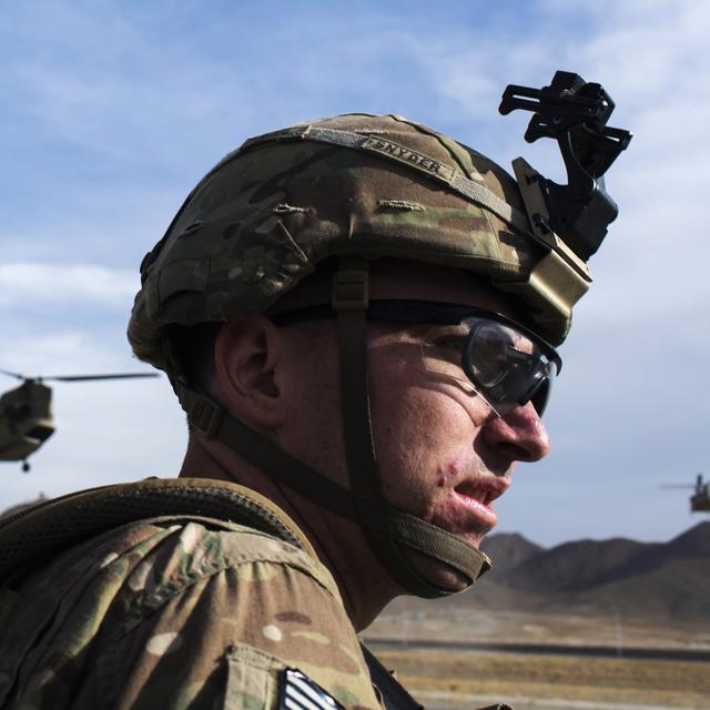 Un soldat américain du troisième régiment de cavalerie attend un hélicoptère dans la province afghane de Paktia, le 21 décembre 2014.