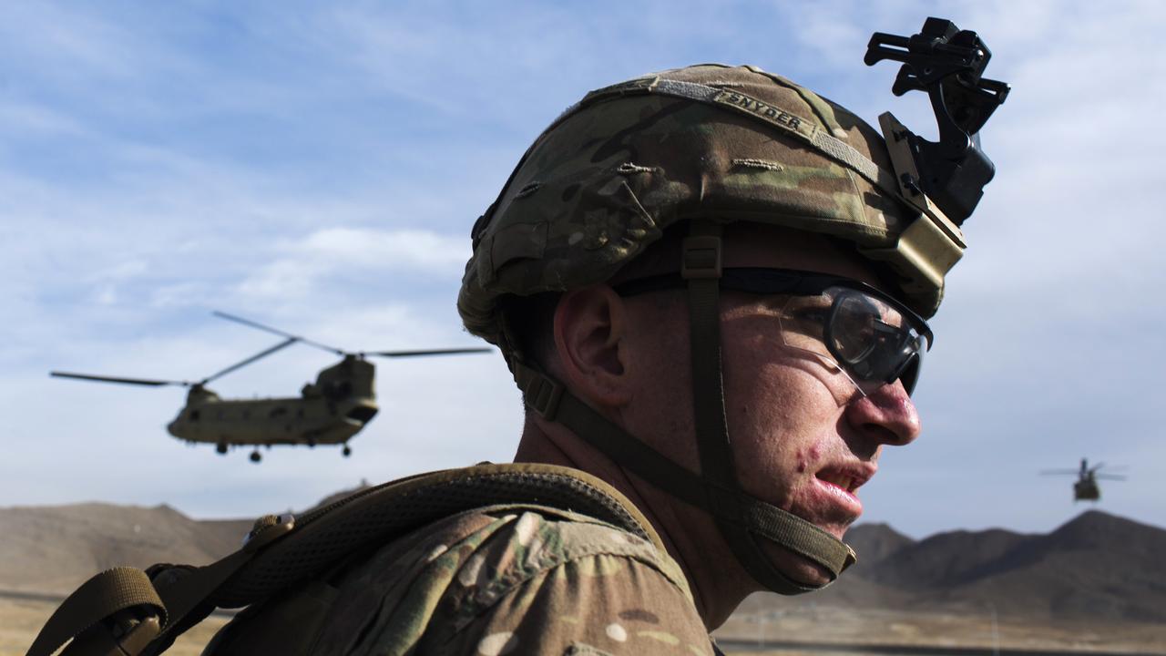 Un soldat américain du troisième régiment de cavalerie attend un hélicoptère dans la province afghane de Paktia, le 21 décembre 2014.