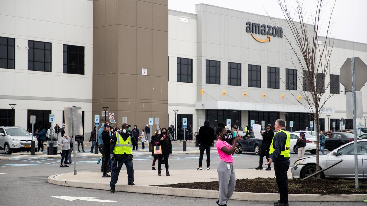 Plusieurs employés ont déjà fait grève devant l'entrepôt d'Amazon dans le quartier de Staten Island à New York. [Jeenah Moon]