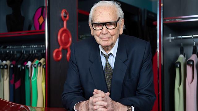 Pierre Cardin pose dans sa boutique parisienne, le 27 juin 2019. [AFP - Bertrand Guay]