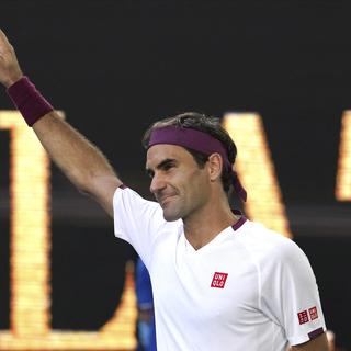 Roger Federer, soulagé après être sorti des griffes de Tennys Sandgren. [AP - Lee Jin-Man]