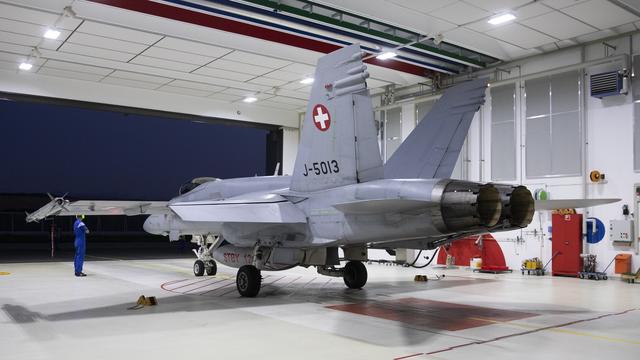 Un F/A-18 prêt à un décollage d'alarme dans un hangar de la base de Payerne. [Keystone - Peter Klaunzer]