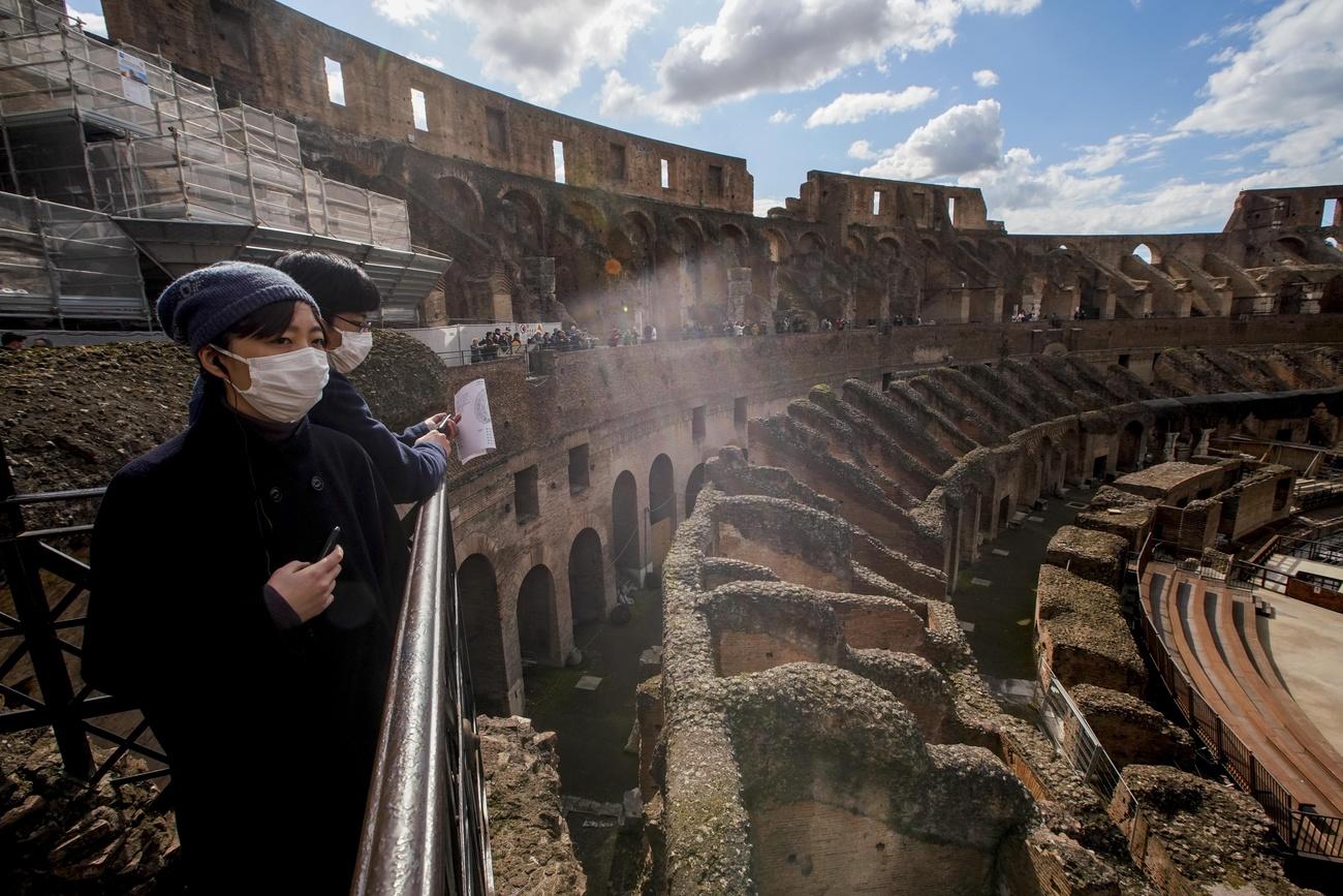 Les touristes se font rare au Colisée, à Rome [Keystone - Andrew Medichini]
