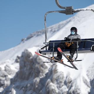 Un skieur portant un masque de protection, le 28 septembre 2020 aux Diablerets. [Keystone - Leandre Duggan]