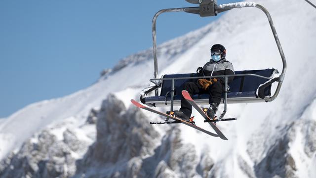 Un skieur portant un masque de protection, le 28 septembre 2020 aux Diablerets. [Keystone - Leandre Duggan]