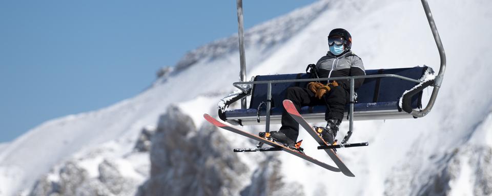 Un skieur portant un masque de protection, le 28 septembre 2020 aux Diablerets. [Keystone - Leandre Duggan]