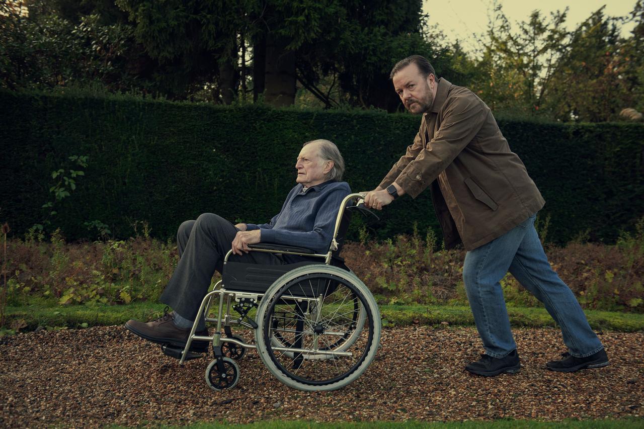 David Bradley et Ricky Gervais dans la saison 2 de "After Life". [Netflix]