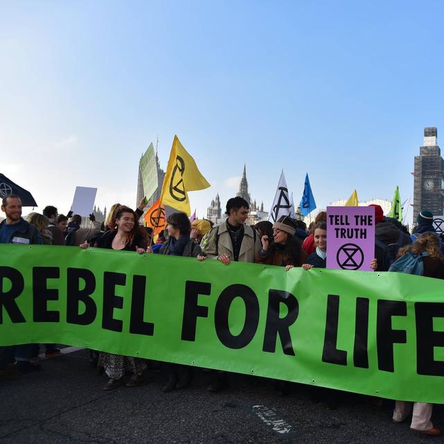 Des activistes du groupe "Extinction Rebellion" en marche sur le Westminster Bridge à Londres en 2018. [AFP - Alberto Pezzali / NurPhoto]