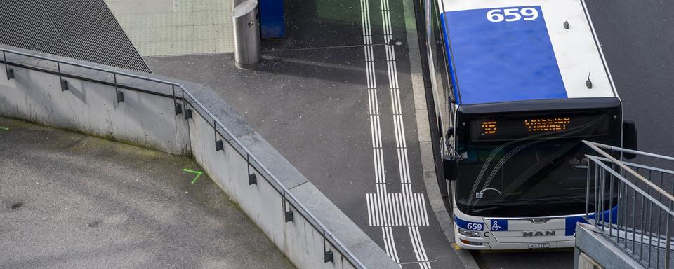 Un bus à Lausanne. [Keystone - Jean-Christophe Bott]