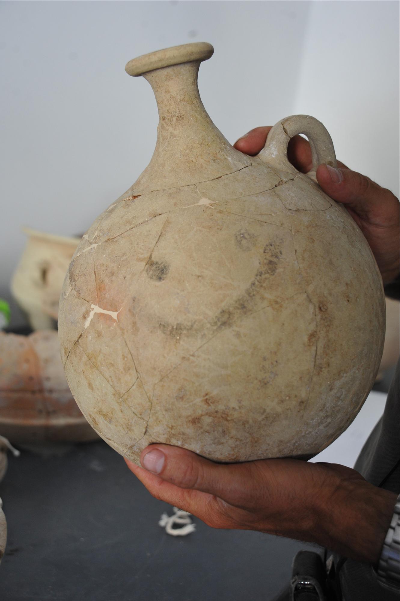 Une poterie hittite datant de 1700 ans av. J.-C. avec un visage souriant dessiné dessus. [Anadolu Agency via AFP - Zuhal Kocalar]