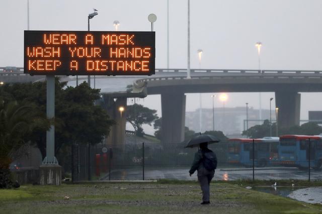 "Portez un masque, lavez-vous les mains, gardez vos distances", indique ce panneau à Cape Town, le 29 juin 2020. [Keystone/AP photo - Nardus Engelbrecht]