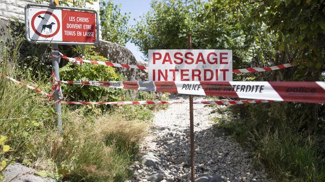 L'accès à la plage fermé à Boudry (NE) après l'interdiction de la baignade. [Keystone - Peter Klaunzer]