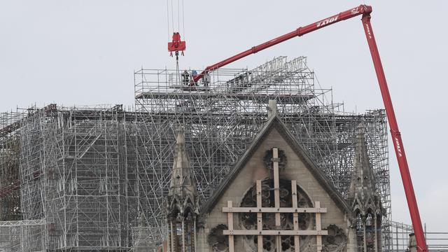 Les ouvriers commencent le démontage de l'échafaudage de Notre-Dame de Paris. [Keystone - Thibault Camus]