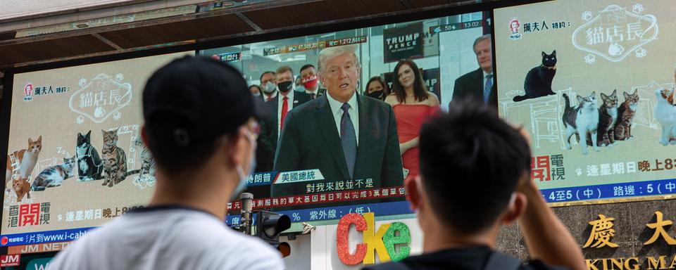 Une télévision à Hong Kong montre Donald Trump. [Keystone/EPA - Jérôme Favre]