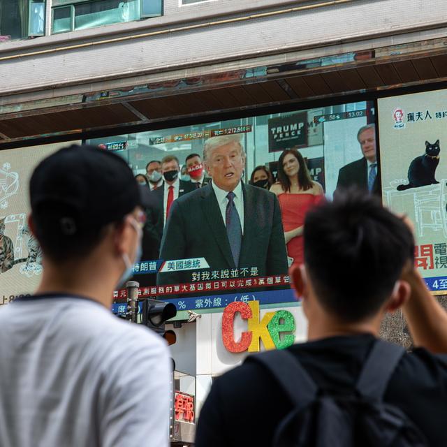 Une télévision à Hong Kong montre Donald Trump. [Keystone/EPA - Jérôme Favre]