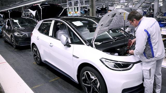 Un employé de l'usine Volkswagen de Zwickau travaillant sur la chaîne de montage du modèle électrique ID.3. [Ronny Hartmann]