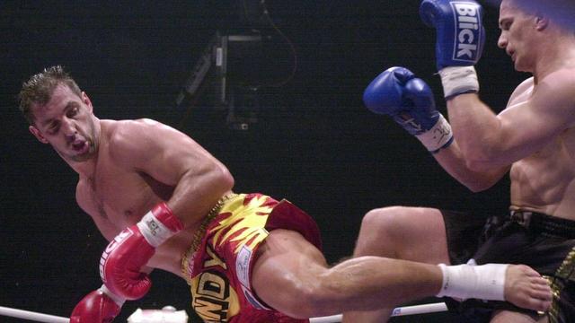 Andy Hug lors d'un combat face au Croate Mirko Filipovic en 2000. [Walter Bieri]