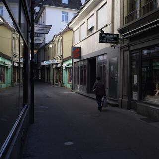 Une rue marchande quasiment vide à Berne, ce mardi 24 mars 2020. [keystone - Anthony Anex]
