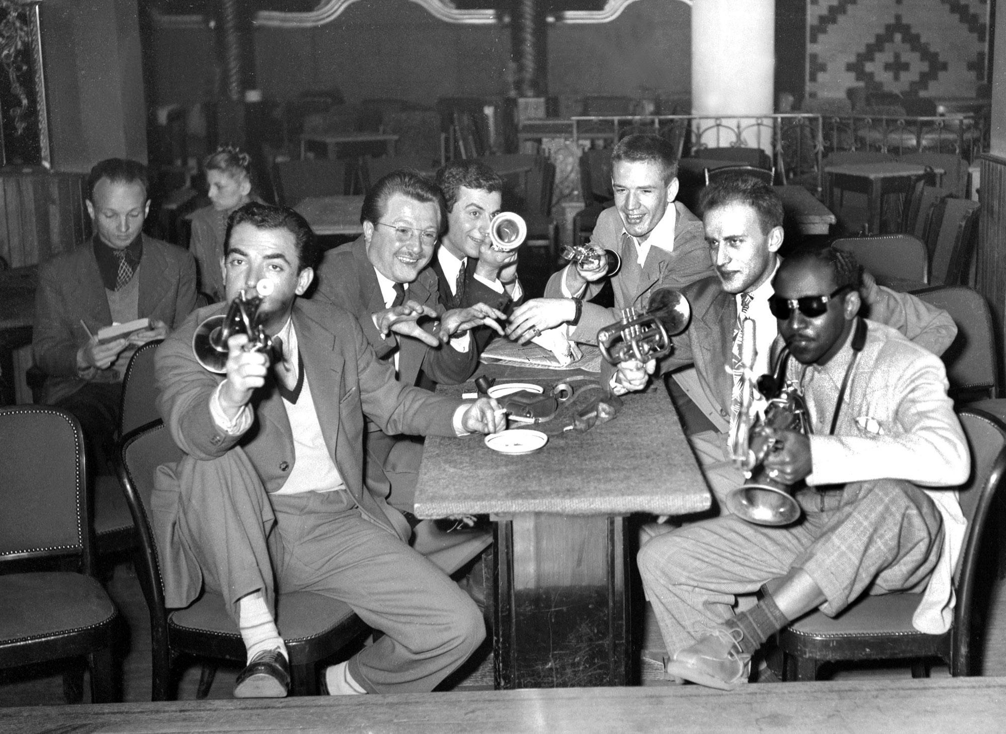 Don Diaz, Claude Luter, Boris Vian, Aimé Barelli et Jacques Dièval en mai 1948 à Paris lors de l'ouverture du International Jazz Festival. [AFP]