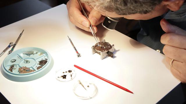 Les savoir-faire en mécanique horlogère et mécanique d'art comprennent l'artisanat horloger situé le long de l’Arc jurassien, de Genève à Schaffhouse, de Bienne (BE) à Besançon. [Keystone - Salvatore Di Nolfi]