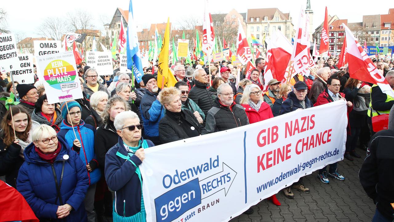 Des milliers de Thuringiens dans la rue contre les "pactes" électoraux avec l'extrême droite. [Keystone - Dodo Schakow]