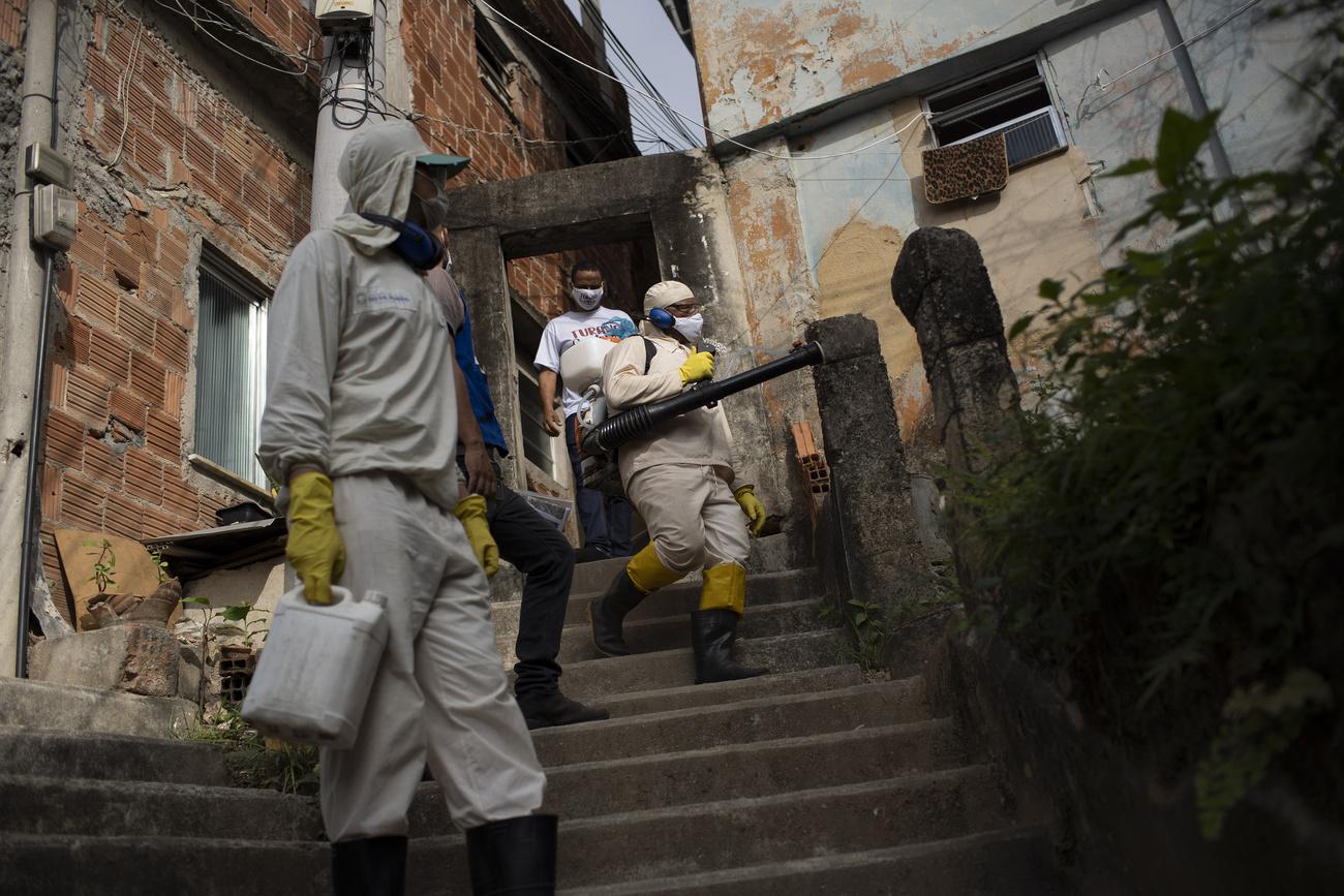 Une désinfection en cours pour tenter de maîtriser la propagation du Covid-19 dans la favela de Turano, à Rio de Janeiro, le 9 juin 2020. [Keystone/ap photo - Silvia Izquierdo]
