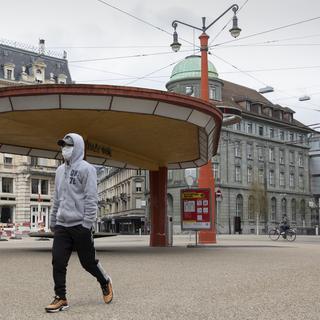 Une personne avec un masque à Bienne. [Keystone - Peter Klaunzer]