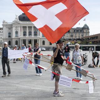 Samedi 9 mai: des manifestants sur la place du Sechseläuten à Zurich. [Keystone - Ennio Leanza]