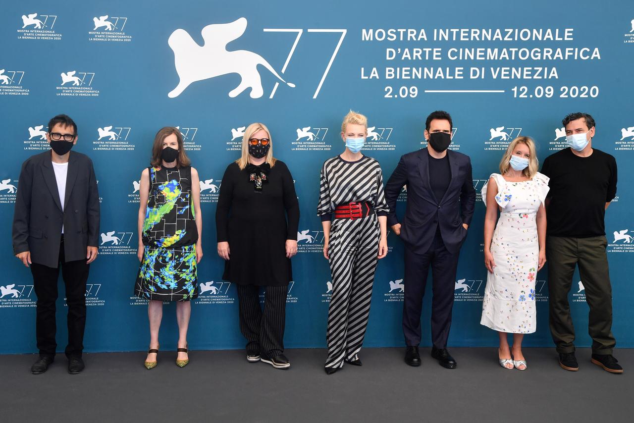 Un jury qui avance masqué lors de la cérémonie d'ouverture de la Mostra: de gauche à droite: Nicola Lagioia, Joanna Hogg, Veronika Franz, Cate Blanchett (présidente), Matt Dillon, Ludivine Sagnier et Christian Petzold. [AFP - Tiziana Fabi]