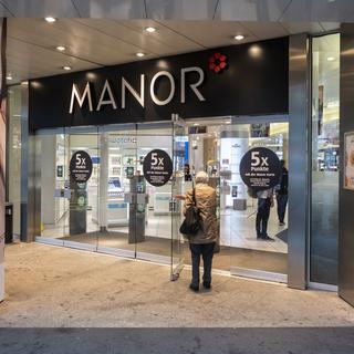 L'entrée du magasin Manor de la Bahnhofstrasse à Zurich, maintenant fermé, photographié en août 2019. [Keystone - Ennio Leanza]