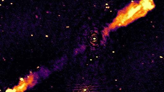 Un exemple de source radio détectée par LOFAR. [LOFAR Radio Galaxy Zoo / Observatoire de Paris]