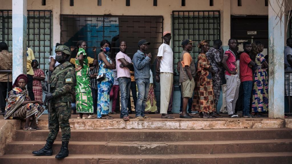 Une file d'attente devant un bureau de vote, ce dimanche 27 décembre, en République centrafricaine qui élit son président et ses députés. [afp - Alexis Huguet]