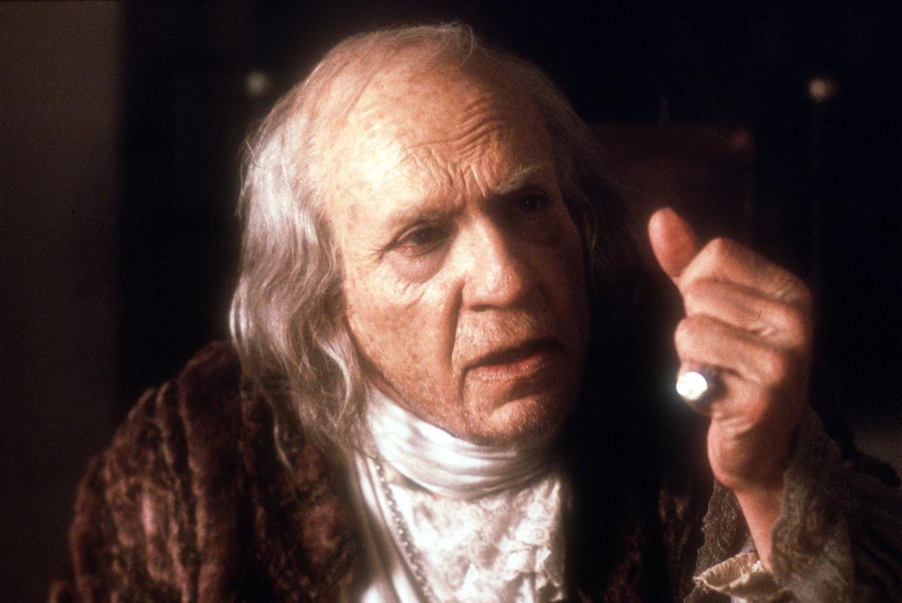 Il fallait plus de 4 heures de maquillage que l'acteur F. Murray Abraham se transforme en Salieri à la fin de sa vie. [Photo12.com - Collection Cinema / Photo12 via AFP]