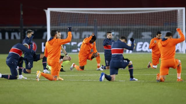 Les acteurs du match ont posé un genou à terre avant la partie. [Keystone - Ian Langsdon]