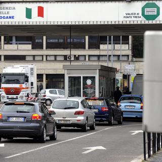 La douane entre la Suisse et l'Italie à Ponte Tresa. [KEYSTONE - KARL MATHIS]