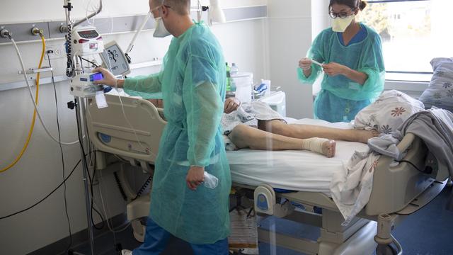 Un patient atteint du Covid soigné à l'hôpital de La Chaux-de-Fonds. [Keystone - Laurent Gillieron]