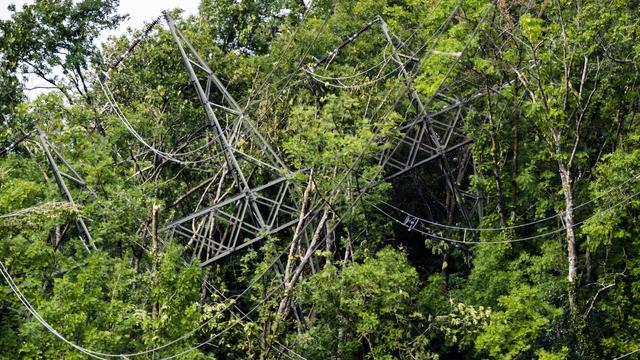 Le pylône s'est effondré dans les arbres à l'opposé de l'autoroute. [Keystone - Jean-Christophe Bott]