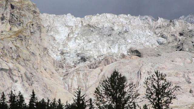 Une partie du glacier de Planpincieux au Mont Blanc menace de s'effondrer. [Keystone - Stefano Bertolino/LaPresse via AP]