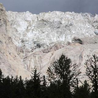 Une partie du glacier de Planpincieux au Mont Blanc menace de s'effondrer. [Keystone - Stefano Bertolino/LaPresse via AP]