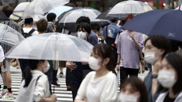 Les autorités japonaises ont annoncé ce jeudi avoir enregistré 220 nouvelles contaminations au Covid-19 à Tokyo, un record. [AP Photo/Keystone - Eugene Hoshiko]