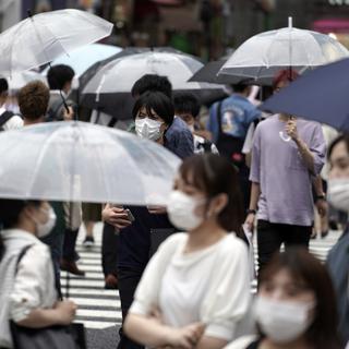 Les autorités japonaises ont annoncé ce jeudi avoir enregistré 220 nouvelles contaminations au Covid-19 à Tokyo, un record. [AP Photo/Keystone - Eugene Hoshiko]