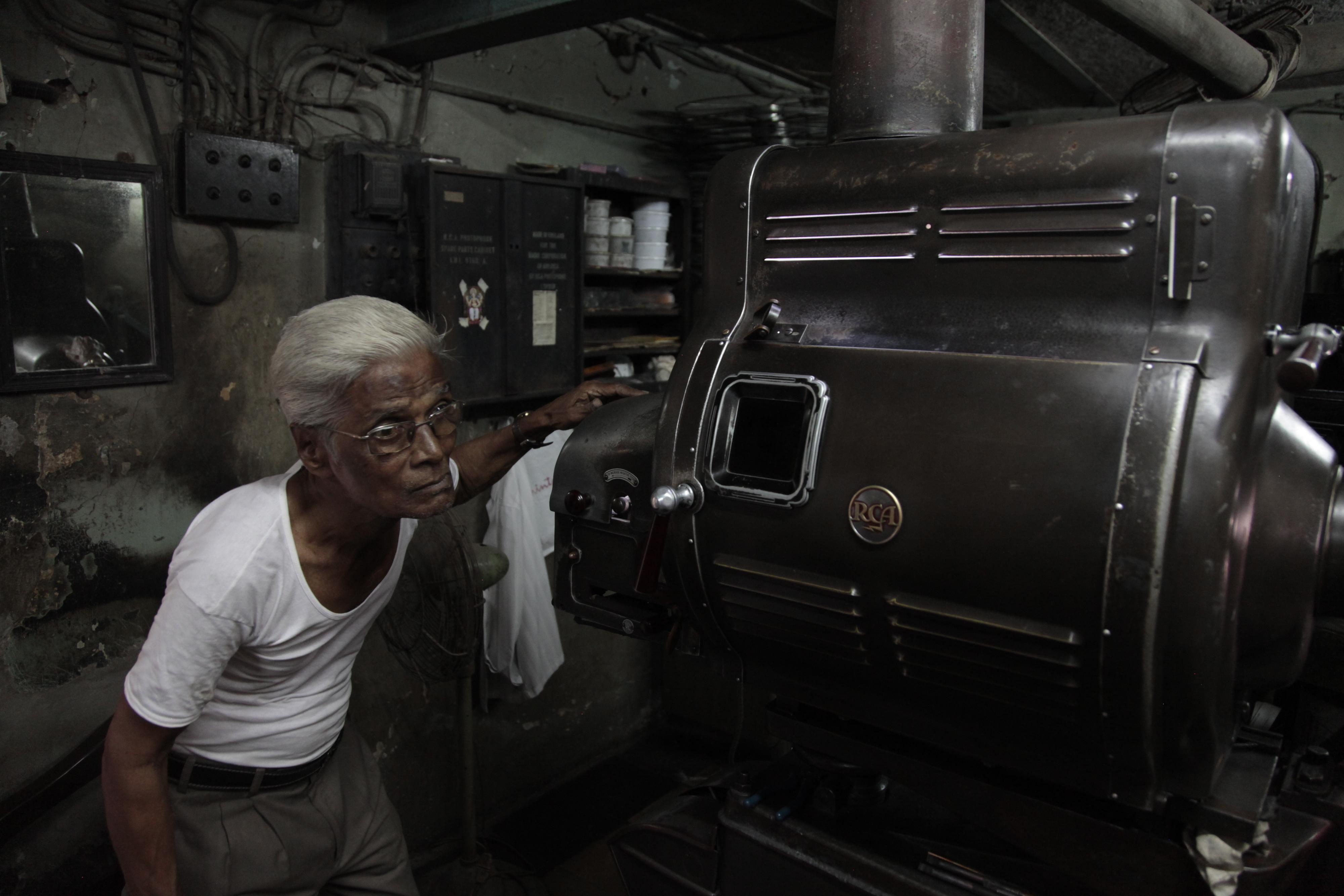 Bombay, le vieux projectionniste du Bharatmata. 2012 [Simon Edelstein]