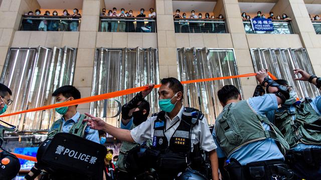 La police disperse des contestataires mardi à Hong Kong, où la nouvelle loi sécuritaire suscite l'inquiétude. [AFP - Anthony Wallace]