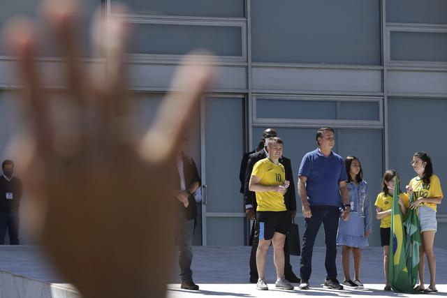 Le président brésilien Jair Bolsonaro a réitéré dimanche son discours anticonfinement alors que le nombre de cas de coronavirus explose dans son pays. Brasilia, le 3 mai 2020. [Keystone/AP photo - Eraldo Peres]